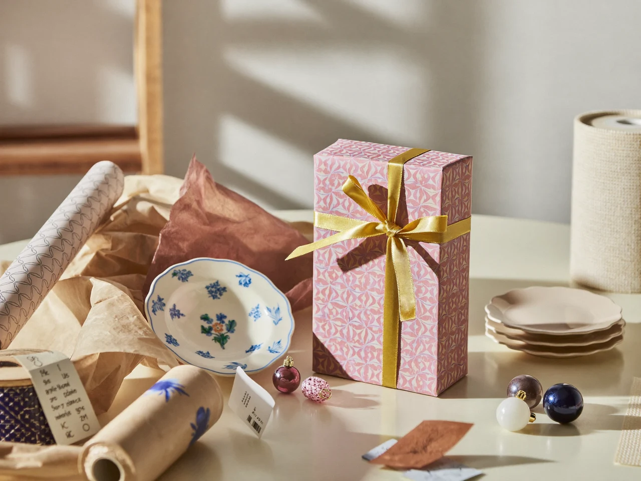 Illustrierter Tisch mit Geschenken, Souvenirs, Bändern und Seidenpapier im weichen Tageslicht
